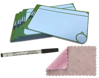 Könnte beinhalten: Ein Set mit 10 Mini-Whiteboards zum Trockenabwischen mit grünen Rändern und dem aufgedruckten Text "pmx board". Das Set enthält einen schwarzen Trockenabwischmarker und ein rosa Reinigungstuch.