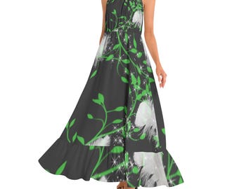Puede incluir: Un vestido maxi negro con estampado floral verde y blanco. El vestido tiene un escote halter y un dobladillo con volantes.