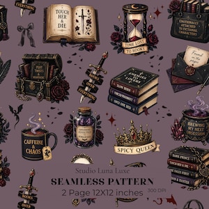 Può includere: Un motivo continuo su sfondo viola polvere con illustrazioni di libri, spade, clessidre, pozioni, corone e calderoni. Il testo include 'Touch Her & Die', 'Books Over Everything', 'Caffeine & Chaos' e 'Spicy Queen'.