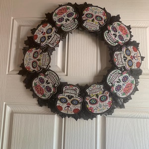 Sugar Skull Wreath – Day of the Dead Door Décor – Dia de los Muertos Halloween Wreath – Gothic Glitter Black Leaf Front Door Decoration