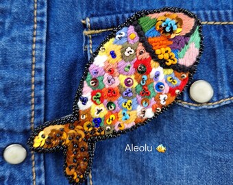 Broche poisson brodée à la main, broche broderie contemporaine, broderie fait main, broche perlées, cadeau anniversaire, cadeau femme