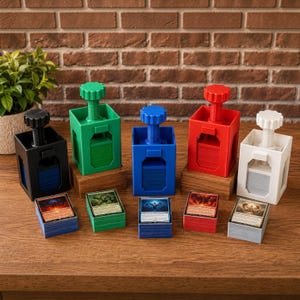 Pode incluir: Cinco prensas de cartas de plástico nas cores preta, verde, azul, vermelha e branca, cada uma com um mecanismo de parafuso no topo. Cada prensa assenta numa base de madeira e contém um baralho de cartas, com baralhos correspondentes à frente.