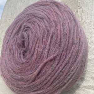 Dundaga Pencil Roving, lana non filata a 2 capi, lilla viola con macchie rosse/blu/verdi, RY14_2