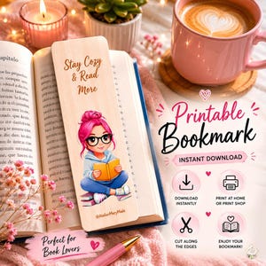 Puede incluir: Un marcapáginas rectangular de madera con el texto Stay Cozy & Read More y una ilustración de una persona con pelo rosa, gafas y sudadera azul leyendo un libro. El marcapáginas incluye el identificador @AtelierMeryMade en la parte inferior.