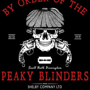 Pode incluir: Gráfico preto com uma caveira usando um boné, revólveres cruzados e uma lâmina de barbear. O texto diz "By Order of the Peaky Blinders" e "Shelby Company Ltd."