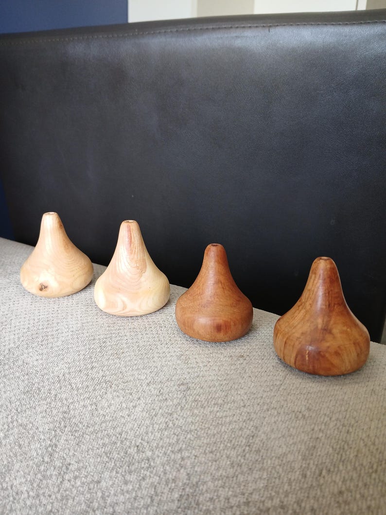 Puede incluir: Cuatro peque&ntilde;os objetos de madera con forma de l&aacute;grima dispuestos en fila. Los dos art&iacute;culos de la izquierda son de color tostado claro con vetas visibles, mientras que los dos de la derecha son de un tono marr&oacute;n rojizo m&aacute;s oscuro.