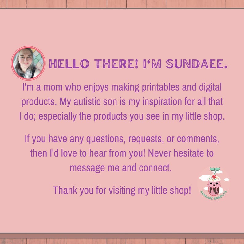 Pu&ograve; includere: Un'illustrazione digitale rosa e bianca di una donna sorridente su uno sfondo rosa. Il testo "HELLO THERE! I'M SUNDAEE." &egrave; in testo viola. Il testo sottostante recita: "Sono una mamma che ama creare stampe e prodotti digitali. Mio figlio autistico &egrave; la mia ispirazione per tutto ci&ograve; che faccio; in particolare i prodotti che vedi nel mio piccolo negozio. Se hai domande, richieste o commenti, mi piacerebbe sentirti! Non esitare a contattarmi. Grazie per aver visitato il mio piccolo negozio!" Il testo "SUNDAEE SPROUTS" &egrave; in una nuvola bianca con un cono gelato rosa e una ciliegia in cima.