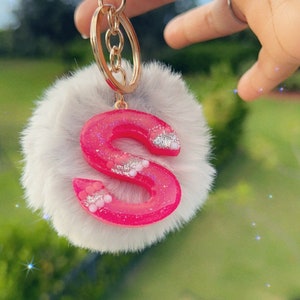 Llavero con pompón inicial, llavero con letra personalizada, regalo personalizado, llavero colorido