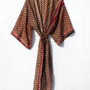Bata kimono vintage de poliseda: bata larga estilo bohemio para estar en casa.