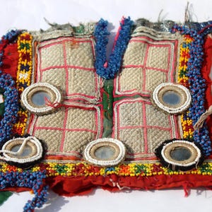 Può includere: Una tazza di ceramica bianca con manico nero e la scritta "But First, Coffee" in grassetto nero. La tazza è posta su uno sfondo sfocato, suggerendo un'atmosfera accogliente.