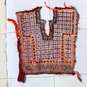 Puede incluir: Un juego de tres cuencos de cerámica anidados en tonos azules, verdes y blancos. Los cuencos presentan un esmalte moteado y un diseño sencillo. El cuenco más grande mide aproximadamente 15 cm de diámetro.