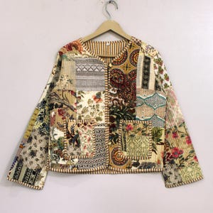 Handgjord quiltad Kantha-jacka, beige lapptäcksmönstrad bomullskappa, bohemisk öppen framsida (M)