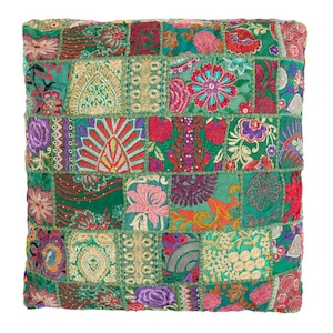 Könnte beinhalten: Ein grünes Patchwork-Kissen mit bunten Blumenstickereien. Das Kissen besteht aus verschiedenen Stoffen und Texturen, und die Stickerei ist aufwendig und detailliert.