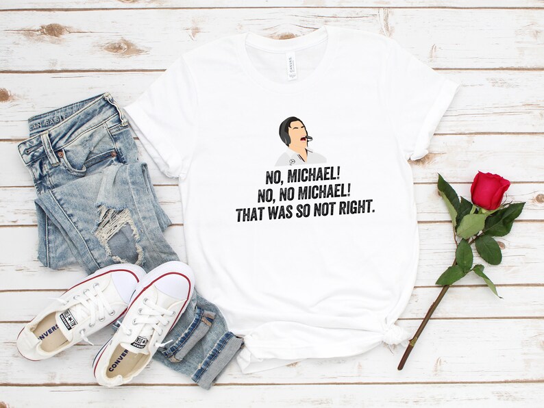 Może przedstawiać: Biała koszulka z czarno-białą ilustracją osoby z mikrofonem i tekstem "NO, MICHAEL! NO, NO MICHAEL! THAT WAS SO NOT RIGHT."