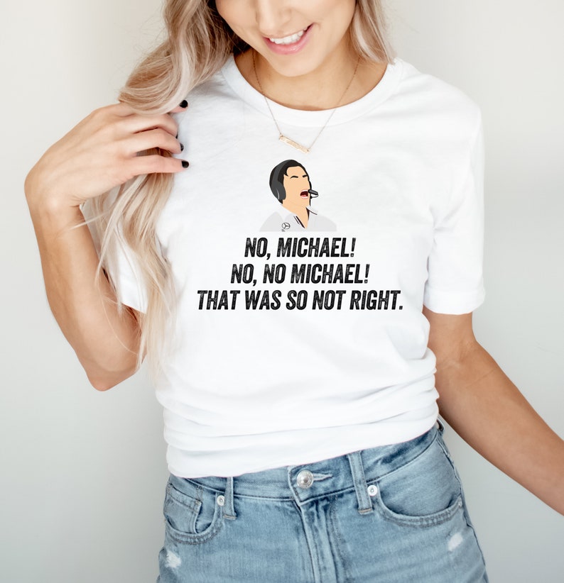 Może przedstawiać: Biała koszulka z czarno-białym rysunkiem osoby w słuchawkach i tekstem "NO, MICHAEL! NO, NO MICHAEL! THAT WAS SO NOT RIGHT."