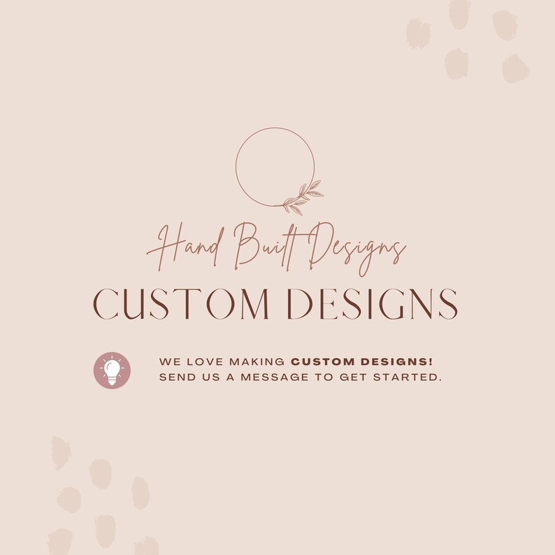 Może przedstawiać: Jasnobrązowe tło z ręcznie narysowanym k&oacute;łkiem z wzorem liści. Tekst "Hand Built Designs" i "CUSTOM DESIGNS" jest w brązowym kolorze. Ikona żar&oacute;wki znajduje się w lewym dolnym rogu z tekstem "WE LOVE MAKING CUSTOM DESIGNS! SEND US A MESSAGE TO GET STARTED."