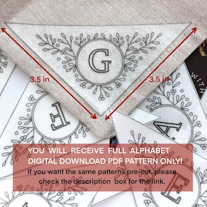 Puede incluir: Primer plano de una pancarta triangular de tela con la letra "G" dentro de un c&iacute;rculo, rodeada de dise&ntilde;os florales. La pancarta mide 8,9 cm por cada lado. El texto dice "YOU WILL RECEIVE FULL ALPHABET DIGITAL DOWNLOAD PDF PATTERN ONLY!"