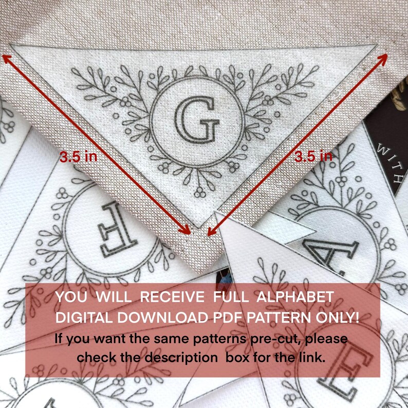 Puede incluir: Primer plano de una pancarta triangular de tela con la letra "G" dentro de un c&iacute;rculo, rodeada de dise&ntilde;os florales. La pancarta mide 8,9 cm por cada lado. El texto dice "YOU WILL RECEIVE FULL ALPHABET DIGITAL DOWNLOAD PDF PATTERN ONLY!"