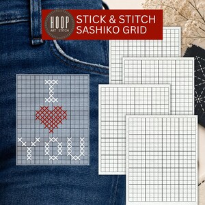 Op de afbeelding: Een set stick and stitch sashiko rastervellen met een wit rasterpatroon op een doorschijnende achtergrond. Eén vel toont een kruissteekontwerp met de tekst I LOVE YOU in wit en rood garen op blauwe spijkerstof.