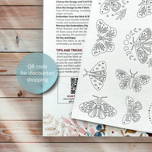 Puede incluir: Patr&oacute;n de bordado en l&iacute;nea de arte en blanco y negro con una variedad de mariposas con motivos florales y celestiales. El texto "C&oacute;digo QR para compras con descuento" est&aacute; en la esquina inferior izquierda. El texto "ESCANEAR para usar el cup&oacute;n con un 30% de descuento" est&aacute; en la esquina inferior derecha.
