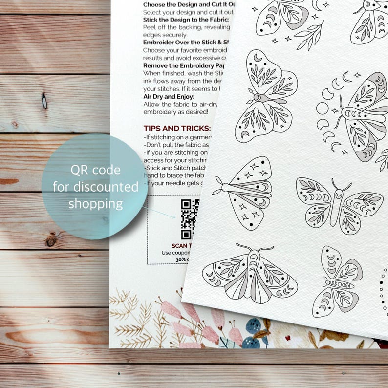 Puede incluir: Patr&oacute;n de bordado en l&iacute;nea de arte en blanco y negro con una variedad de mariposas con motivos florales y celestiales. El texto "C&oacute;digo QR para compras con descuento" est&aacute; en la esquina inferior izquierda. El texto "ESCANEAR para usar el cup&oacute;n con un 30% de descuento" est&aacute; en la esquina inferior derecha.