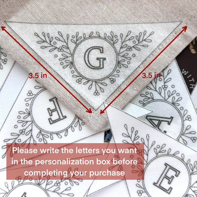 Peut inclure: Un ensemble de fanions en tissu blanc avec des contours noirs et des motifs floraux. Chaque fanion pr&eacute;sente une lettre dans un cercle. Les fanions mesurent 8,9 cm de large. Le texte sur l'image indique : "Veuillez &eacute;crire les lettres que vous souhaitez dans la bo&icirc;te de personnalisation avant de finaliser votre achat."
