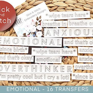 Può includere: Un set di 16 trasferimenti da stirare per ricamo con frasi legate alle emozioni, come "emotivo", "ansioso" e "pensatore eccessivo". I trasferimenti sono bianchi con testo nero e sono disposti su una superficie in vimini intrecciato.
