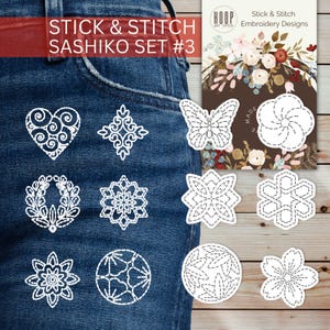 Peut inclure: Un ensemble de broderie Stick & Stitch Sashiko #3 avec des motifs adhésifs blancs appliqués sur un tissu en jean bleu foncé. Le kit comprend divers designs géométriques, floraux et papillons, avec une carte d'emballage de marque.