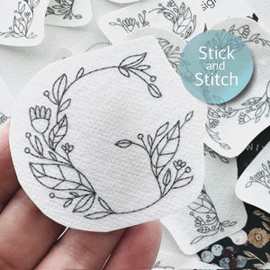 Padrão de bordado de alfabeto botânico, patch de transferência de ponto e bastão floral, bordado de letras descascáveis e adesivas, roupas de bordado da moda