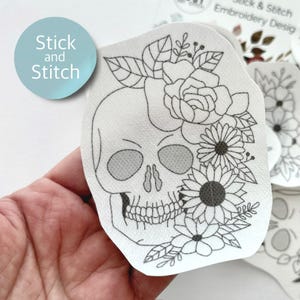 Handborduurpatroon met bloemenschedel, transferpatch, peel-and-stick borduurpapier, trendy borduurontwerp voor kleding