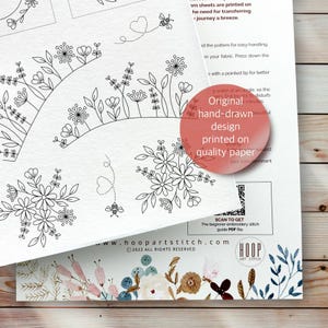 Puede incluir: Una hoja de papel blanco con patrones de bordado en l&iacute;nea negra de flores silvestres, abejas y trayectorias de vuelo en forma de coraz&oacute;n. Un c&iacute;rculo rojo contiene el texto Original hand-drawn design printed on quality paper. Incluye un c&oacute;digo QR.