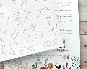 Könnte beinhalten: Ein weißer Stickmusterbogen mit schwarzen Strichzeichnungen von Geistern und Fledermäusen sowie dem zweimal aufgedruckten Text BOO!. Der Bogen enthält Anleitungen, einen QR-Code für eine Stickanleitung und das Hoop Art Stitch Logo unten.