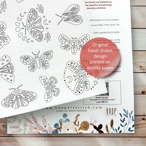 Puede incluir: Una hoja imprimible de ocho dise&ntilde;os de mariposas dibujados a mano con motivos de luna y estrellas. Los dise&ntilde;os est&aacute;n impresos en papel de alta calidad y son perfectos para proyectos de bordado. La hoja tambi&eacute;n incluye un c&oacute;digo QR para acceder a una gu&iacute;a PDF de puntadas de bordado para principiantes.