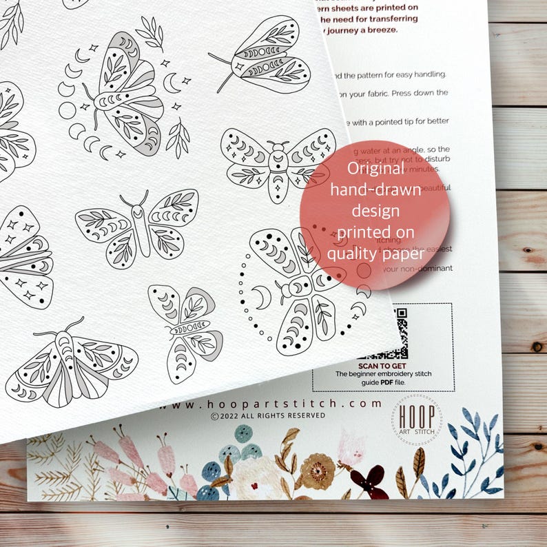 Puede incluir: Una hoja imprimible de ocho dise&ntilde;os de mariposas dibujados a mano con motivos de luna y estrellas. Los dise&ntilde;os est&aacute;n impresos en papel de alta calidad y son perfectos para proyectos de bordado. La hoja tambi&eacute;n incluye un c&oacute;digo QR para acceder a una gu&iacute;a PDF de puntadas de bordado para principiantes.