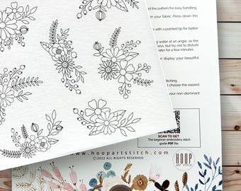 Könnte beinhalten: Ein weißes Blatt Papier mit schwarzen Strichzeichnungen verschiedener Blumensträuße mit Blüten, Blättern und Beeren. Das Blatt enthält gedruckte Anleitungen, einen QR-Code für eine Stickanleitung für Anfänger und den Text Hoop Art Stitch.
