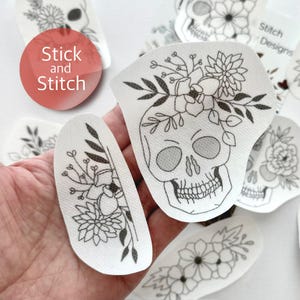 Handborduurpatroon met bloemenschedel, transferpatch, peel-and-stick borduurpapier, trendy borduurontwerp voor kleding