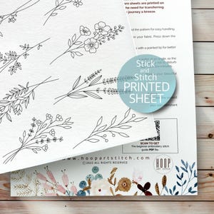Peut inclure: Une feuille de motif de broderie imprimable avec un motif floral. La feuille comprend des instructions pour "Coller et broder" votre magnifique feuille imprimée. Un code QR est inclus pour scanner un guide PDF de point de broderie pour débutants.