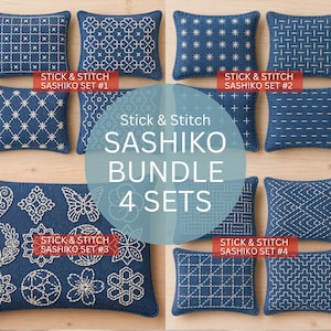 Può includere: Una collezione di quattro set di quadrati di tessuto blu con motivi Sashiko ricamati in bianco. Il testo Stick & Stitch SASHIKO BUNDLE 4 SETS è sovrapposto al centro, con etichette rosse che identificano Stick & Stitch SASHIKO SET #1, #2, #3 e #4.