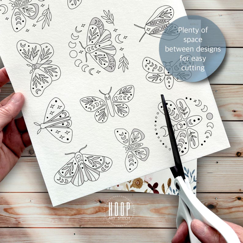 Puede incluir: Una hoja imprimible de 10 dibujos en blanco y negro de polillas con dise&ntilde;os florales y lunares. El texto "Plenty of space between designs for easy cutting" est&aacute; en un c&iacute;rculo azul en la esquina superior derecha de la hoja.