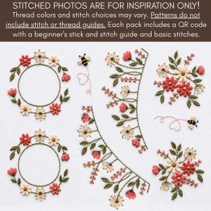 Puede incluir: Un conjunto de patrones de bordado con dos coronas florales circulares, dos bordes florales curvos, dos ramos de flores y dos peque&ntilde;as abejas con trayectorias de vuelo bordadas. El texto superior dice: STITCHED PHOTOS ARE FOR INSPIRATION ONLY!