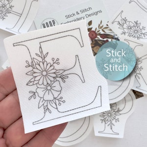 Padrão de bordado à mão de alfabeto, patch de transferência de ponto e bastão floral, bordado de letras descascáveis e adesivas, bordado moderno para roupas
