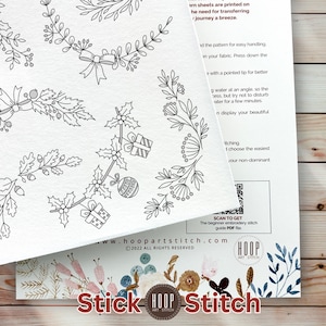 Op de afbeelding: Een wit vel papier met zwarte lijntekeningen van borduurpatronen met kerstkransen, hulst, strikken en cadeautjes. Het vel bevat instructies, een QR-code voor een steekgids en de tekst Hoop Art Stitch onderaan de pagina.
