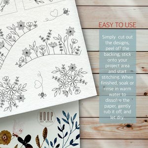 Puede incluir: Una hoja blanca de estabilizador para bordar con dise&ntilde;os de l&iacute;neas negras de varios arreglos florales, hojas y peque&ntilde;as abejas con trayectorias de vuelo en forma de coraz&oacute;n. El texto EASY TO USE e instrucciones de uso aparecen a la derecha.