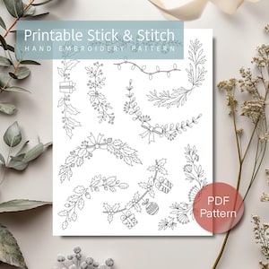 Könnte beinhalten: Druckbarer Stick- und Stick-Handstickmuster mit 12 verschiedenen Weihnachtsmotiven. Die Motive umfassen Kränze, Girlanden und Ornamente mit Stechpalme, Schleifen und Geschenken. Das Muster ist mit "PDF-Muster" gekennzeichnet.