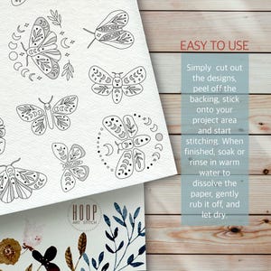 Puede incluir: Una hoja de papel con dibujos en blanco y negro de polillas con patrones de luna y estrellas. El papel tiene el texto "HOOP ART STITCH" en la parte inferior. El texto "EASY TO USE" est&aacute; en una hoja de papel separada con instrucciones sobre c&oacute;mo usar los dise&ntilde;os.
