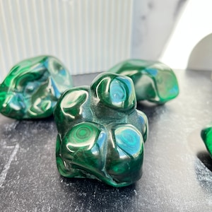 Spécimen de malachite polie #59 | Grande pierre de malachite | Malachite authentique | Malachite forme libre | Décoration d’intérieur | Cristal pour la transformation