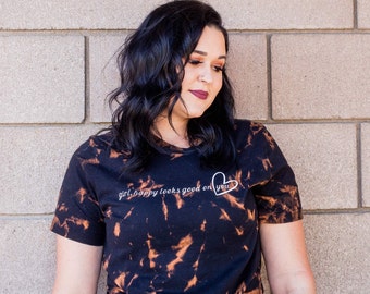 Camiseta inspiradora, camiseta negra 100% algodón, tie-dye blanqueado, lavado ácido: creando tu propio podcast feliz "Girl, Happy Looks Good on You"