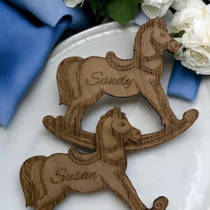 marque-places en bois cheval à bascule - marque-places personnalisés baby shower | Décoration rustique pour baby shower | Cartes de visite en bois personnalisées | Thème chambre d'enfant