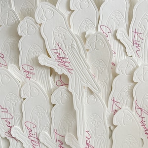 Plaatskaart papegaai - handgeschreven plaatskaarten met geperste papegaaidetails - handgeschreven kalligrafie - plaatskaarten dieren - Tropical Party