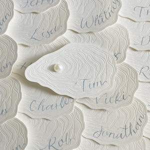 Tarjeta de lugar con forma de ostra - Tarjetas de lugar escritas a mano con detalles de concha de ostra prensada y detalles de perla - Tarjetas de lugar con caligrafía manuscrita